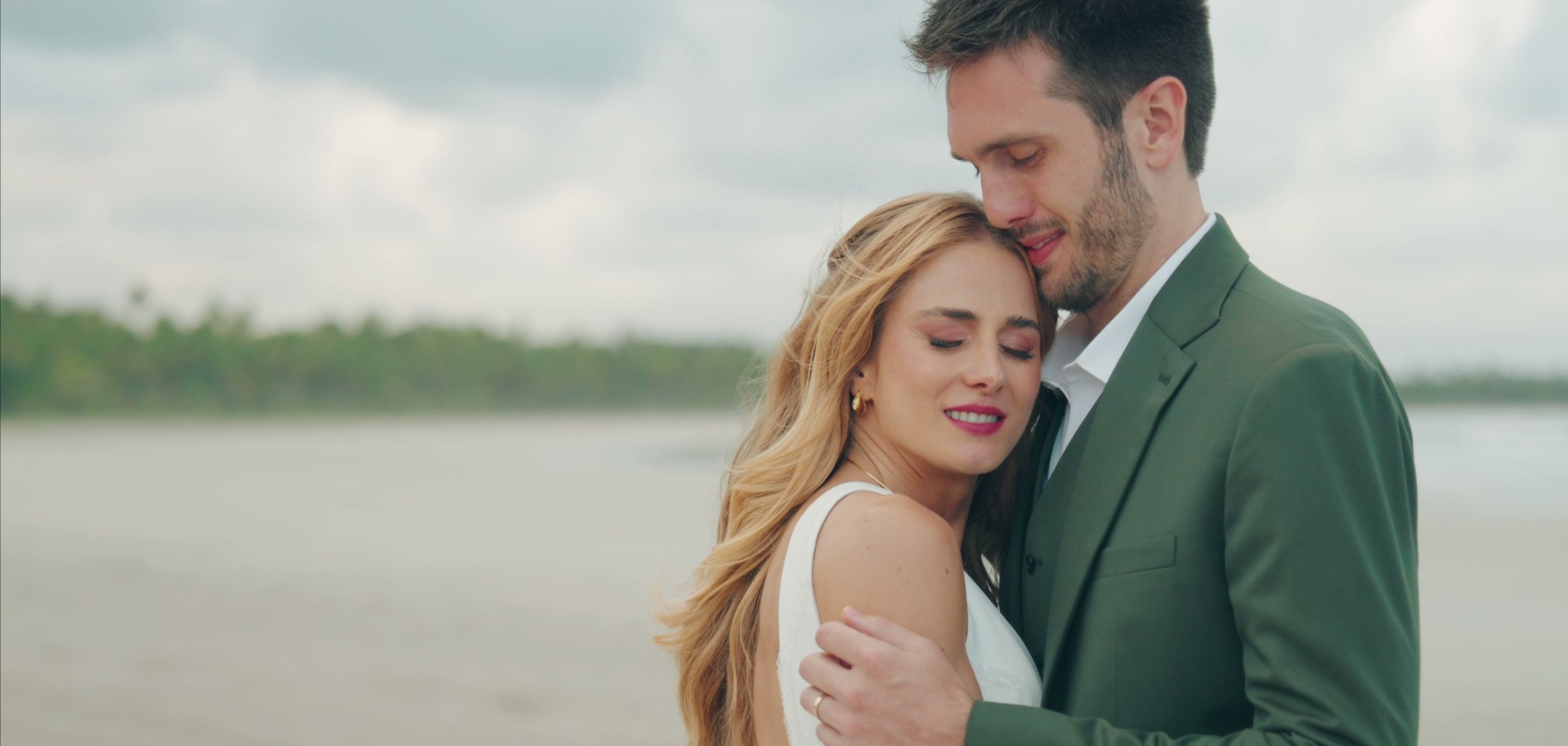 Stéphanie and Felipe embracing on the beach